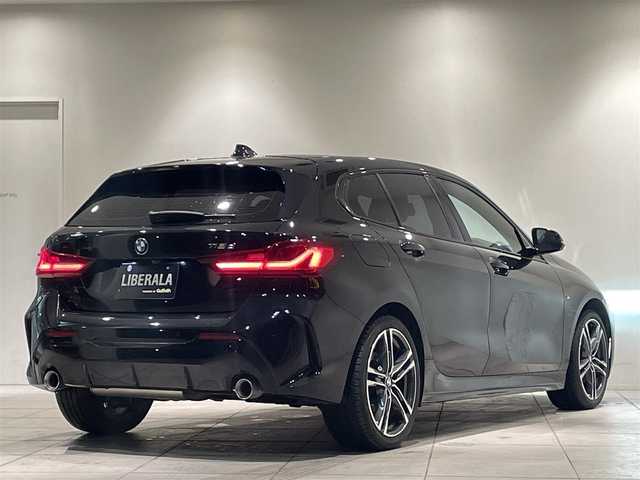 ＢＭＷ ＢＭＷ １１８ｄ Mスポーツ EDジョイ+ 愛知県 2021(令3)年 1.6万km サファイアブラックP ｉＤｒｉｖｅナビゲーションＰＫＧ　/ミラーリンク　/Ｂｌｕｅｔｏｏｔｈ　/バックカメラ　/パーキングアシスト　/ドライビングアシスト　/ＡＣＣ　/ＬＫＡ　/ＬＤＷ　/ＢＳＭ　/ＥＴＣ２．０　/Ｐシート　/Ｐバックドア/プッシュスタート/アイドリングストップ