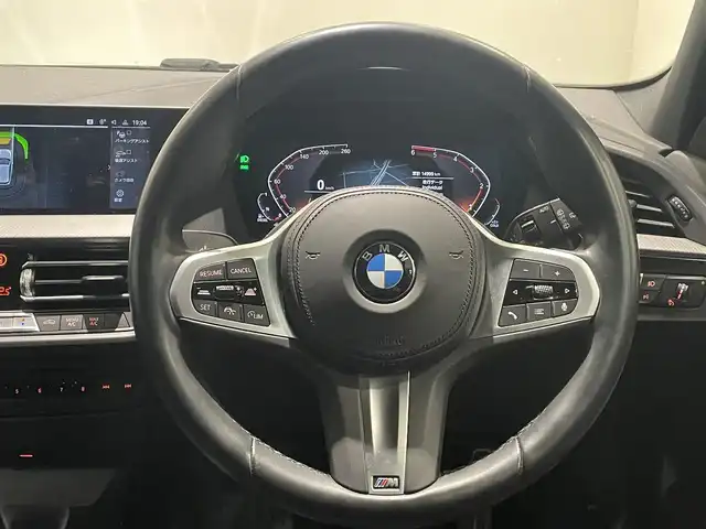 ＢＭＷ ＢＭＷ １１８ｄ Mスポーツ EDジョイ+ 愛知県 2021(令3)年 1.6万km サファイアブラックP ｉＤｒｉｖｅナビゲーションＰＫＧ　/ミラーリンク　/Ｂｌｕｅｔｏｏｔｈ　/バックカメラ　/パーキングアシスト　/ドライビングアシスト　/ＡＣＣ　/ＬＫＡ　/ＬＤＷ　/ＢＳＭ　/ＥＴＣ２．０　/Ｐシート　/Ｐバックドア/プッシュスタート/アイドリングストップ