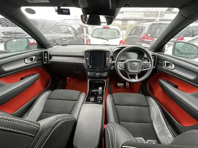 ボルボ ＸＣ４０ T4 AWD モメンタム 福岡県 2020(令2)年 5.6万km 白 純正ディスプレイオーディオ（ナビあり）/・Apple Car Play/・Android Auto/・Bluetooth/・フルセグテレビ（走行中視聴可）/・全方位カメラ/自動駐車システム/クルーズコントロール/harman kardonオーディオ/パワーシート（D+N席）/全席シートヒーター/コーナリングライト/オートライト・オートマチックハイビーム/スペアキー/type-Cポート