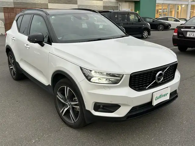 ボルボ ＸＣ４０ T4 AWD モメンタム 福岡県 2020(令2)年 5.6万km 白 純正ディスプレイオーディオ（ナビあり）/・Apple Car Play/・Android Auto/・Bluetooth/・フルセグテレビ（走行中視聴可）/・全方位カメラ/自動駐車システム/クルーズコントロール/harman kardonオーディオ/パワーシート（D+N席）/全席シートヒーター/コーナリングライト/オートライト・オートマチックハイビーム/スペアキー/type-Cポート
