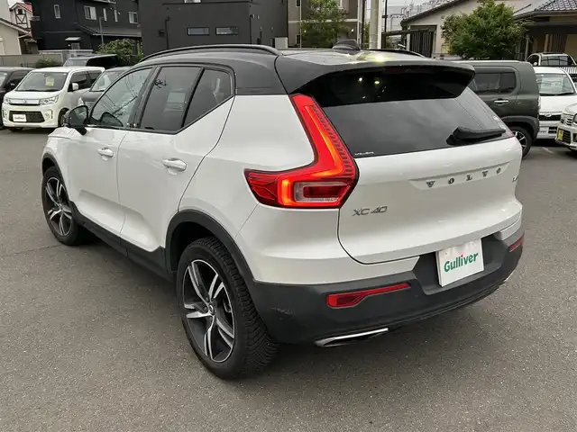 ボルボ ＸＣ４０ T4 AWD モメンタム 福岡県 2020(令2)年 5.6万km 白 純正ディスプレイオーディオ（ナビあり）/・Apple Car Play/・Android Auto/・Bluetooth/・フルセグテレビ（走行中視聴可）/・全方位カメラ/自動駐車システム/クルーズコントロール/harman kardonオーディオ/パワーシート（D+N席）/全席シートヒーター/コーナリングライト/オートライト・オートマチックハイビーム/スペアキー/type-Cポート