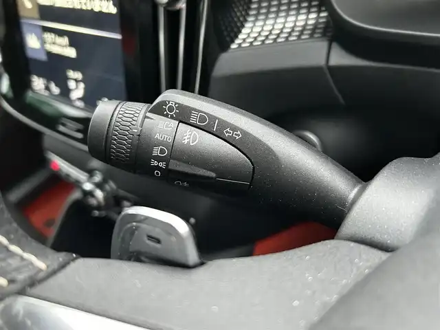 ボルボ ＸＣ４０ T4 AWD モメンタム 福岡県 2020(令2)年 5.6万km 白 純正ディスプレイオーディオ（ナビあり）/・Apple Car Play/・Android Auto/・Bluetooth/・フルセグテレビ（走行中視聴可）/・全方位カメラ/自動駐車システム/クルーズコントロール/harman kardonオーディオ/パワーシート（D+N席）/全席シートヒーター/コーナリングライト/オートライト・オートマチックハイビーム/スペアキー/type-Cポート
