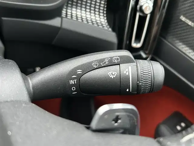 ボルボ ＸＣ４０ T4 AWD モメンタム 福岡県 2020(令2)年 5.6万km 白 純正ディスプレイオーディオ（ナビあり）/・Apple Car Play/・Android Auto/・Bluetooth/・フルセグテレビ（走行中視聴可）/・全方位カメラ/自動駐車システム/クルーズコントロール/harman kardonオーディオ/パワーシート（D+N席）/全席シートヒーター/コーナリングライト/オートライト・オートマチックハイビーム/スペアキー/type-Cポート