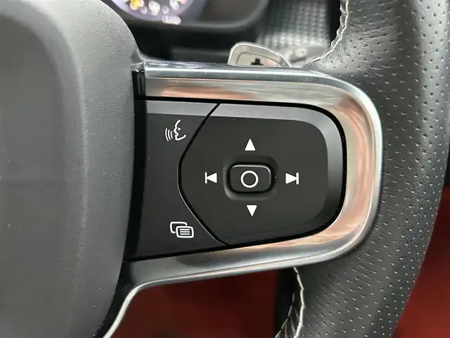 ボルボ ＸＣ４０ T4 AWD モメンタム 福岡県 2020(令2)年 5.6万km 白 純正ディスプレイオーディオ（ナビあり）/・Apple Car Play/・Android Auto/・Bluetooth/・フルセグテレビ（走行中視聴可）/・全方位カメラ/自動駐車システム/クルーズコントロール/harman kardonオーディオ/パワーシート（D+N席）/全席シートヒーター/コーナリングライト/オートライト・オートマチックハイビーム/スペアキー/type-Cポート