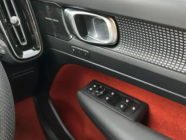 ボルボ ＸＣ４０ T4 AWD モメンタム 福岡県 2020(令2)年 5.6万km 白 純正ディスプレイオーディオ（ナビあり）/・Apple Car Play/・Android Auto/・Bluetooth/・フルセグテレビ（走行中視聴可）/・全方位カメラ/自動駐車システム/クルーズコントロール/harman kardonオーディオ/パワーシート（D+N席）/全席シートヒーター/コーナリングライト/オートライト・オートマチックハイビーム/スペアキー/type-Cポート
