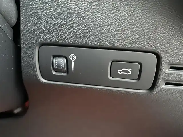 ボルボ ＸＣ４０ T4 AWD モメンタム 福岡県 2020(令2)年 5.6万km 白 純正ディスプレイオーディオ（ナビあり）/・Apple Car Play/・Android Auto/・Bluetooth/・フルセグテレビ（走行中視聴可）/・全方位カメラ/自動駐車システム/クルーズコントロール/harman kardonオーディオ/パワーシート（D+N席）/全席シートヒーター/コーナリングライト/オートライト・オートマチックハイビーム/スペアキー/type-Cポート