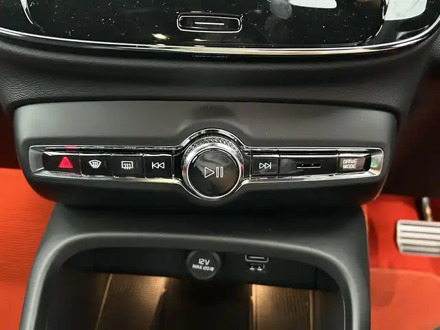 ボルボ ＸＣ４０ T4 AWD モメンタム 福岡県 2020(令2)年 5.6万km 白 純正ディスプレイオーディオ（ナビあり）/・Apple Car Play/・Android Auto/・Bluetooth/・フルセグテレビ（走行中視聴可）/・全方位カメラ/自動駐車システム/クルーズコントロール/harman kardonオーディオ/パワーシート（D+N席）/全席シートヒーター/コーナリングライト/オートライト・オートマチックハイビーム/スペアキー/type-Cポート