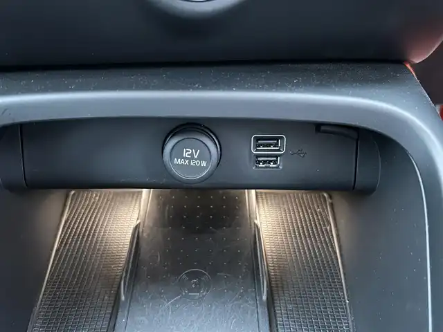 ボルボ ＸＣ４０ T4 AWD モメンタム 福岡県 2020(令2)年 5.6万km 白 純正ディスプレイオーディオ（ナビあり）/・Apple Car Play/・Android Auto/・Bluetooth/・フルセグテレビ（走行中視聴可）/・全方位カメラ/自動駐車システム/クルーズコントロール/harman kardonオーディオ/パワーシート（D+N席）/全席シートヒーター/コーナリングライト/オートライト・オートマチックハイビーム/スペアキー/type-Cポート