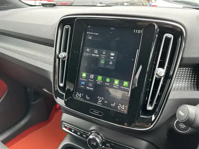 ボルボ ＸＣ４０ T4 AWD モメンタム 福岡県 2020(令2)年 5.6万km 白 純正ディスプレイオーディオ（ナビあり）/・Apple Car Play/・Android Auto/・Bluetooth/・フルセグテレビ（走行中視聴可）/・全方位カメラ/自動駐車システム/クルーズコントロール/harman kardonオーディオ/パワーシート（D+N席）/全席シートヒーター/コーナリングライト/オートライト・オートマチックハイビーム/スペアキー/type-Cポート