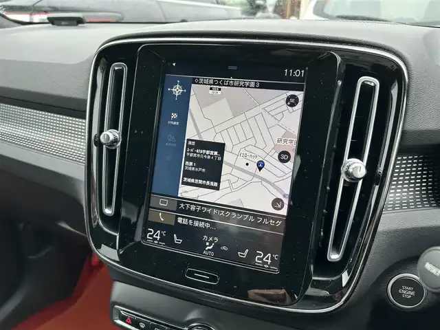 ボルボ ＸＣ４０ T4 AWD モメンタム 福岡県 2020(令2)年 5.6万km 白 純正ディスプレイオーディオ（ナビあり）/・Apple Car Play/・Android Auto/・Bluetooth/・フルセグテレビ（走行中視聴可）/・全方位カメラ/自動駐車システム/クルーズコントロール/harman kardonオーディオ/パワーシート（D+N席）/全席シートヒーター/コーナリングライト/オートライト・オートマチックハイビーム/スペアキー/type-Cポート