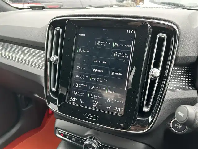 ボルボ ＸＣ４０ T4 AWD モメンタム 福岡県 2020(令2)年 5.6万km 白 純正ディスプレイオーディオ（ナビあり）/・Apple Car Play/・Android Auto/・Bluetooth/・フルセグテレビ（走行中視聴可）/・全方位カメラ/自動駐車システム/クルーズコントロール/harman kardonオーディオ/パワーシート（D+N席）/全席シートヒーター/コーナリングライト/オートライト・オートマチックハイビーム/スペアキー/type-Cポート