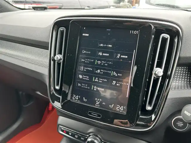 ボルボ ＸＣ４０ T4 AWD モメンタム 福岡県 2020(令2)年 5.6万km 白 純正ディスプレイオーディオ（ナビあり）/・Apple Car Play/・Android Auto/・Bluetooth/・フルセグテレビ（走行中視聴可）/・全方位カメラ/自動駐車システム/クルーズコントロール/harman kardonオーディオ/パワーシート（D+N席）/全席シートヒーター/コーナリングライト/オートライト・オートマチックハイビーム/スペアキー/type-Cポート