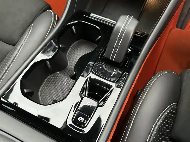 ボルボ ＸＣ４０ T4 AWD モメンタム 福岡県 2020(令2)年 5.6万km 白 純正ディスプレイオーディオ（ナビあり）/・Apple Car Play/・Android Auto/・Bluetooth/・フルセグテレビ（走行中視聴可）/・全方位カメラ/自動駐車システム/クルーズコントロール/harman kardonオーディオ/パワーシート（D+N席）/全席シートヒーター/コーナリングライト/オートライト・オートマチックハイビーム/スペアキー/type-Cポート