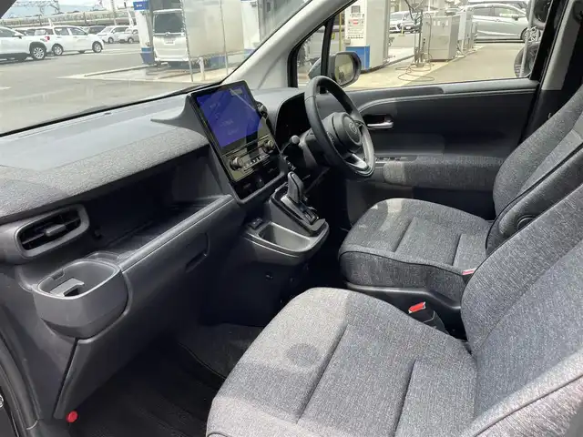 トヨタ シエンタ ハイブリッド Z 滋賀県 2024(令6)年 0.5万km ブラック 禁煙車/純正10.5型ディスプレイオーディオ/（Miracast/Bluetooth/フルセグTV）/パノラミックビューモニター/純正12.1型フリップダウンモニター/ビルトインETC/両側電動スライドドア/プリクラッシュセーフティー/レーンディパーチャーアラート/ブラインドスポットモニター/プロアクティブドライビングアシスト/クリアランスソナー/リアクロストラフィックアラート/パーキングサポートブレーキ/ロードサインアシスト/LEDヘッドライト/オートヘッドライト/オートマチックハイビーム/革巻きステアリング/レーダークルーズコントロール/ステアリングリモコン/USB充電/AC100V/オートリトラーミラー/純正フロアマット/リアロールサンシェイド