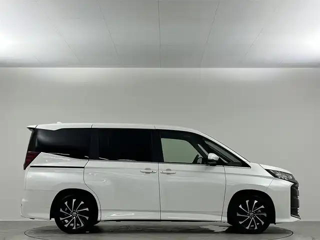 トヨタ ノア S－Z 埼玉県 2023(令5)年 1.4万km ホワイトパールクリスタルシャイン 純正１０．５型ディスプレイオーディオ　ナビ機能付　ＴＶ　ＤＶＤ機能付　純正１４型有機ＥＬ後席モニター　ＥＴＣ２．０　アダプティブクルーズコントロール　バックカメラ　テレビキャンセラー　オートホールド