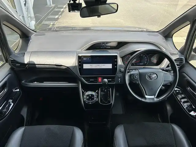 トヨタ ヴォクシー ZS 煌Ⅲ 鹿児島県 2021(令3)年 5.6万km ブラック トヨタセーフティセンス/純正１０型ＳＤナビ/フルセグＴＶ/ＤＶＤ再/ＢＴオーディオ/前後ドラレコ/バックカメラ/ＥＴＣ/ＷＡＣ/ハーフレザー/両側電動スライドドア/ＰＫＳＢ/ＬＥＤヘッド/純正１６ＡＷ
