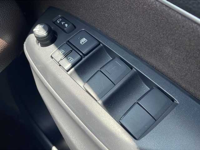 トヨタ ヤリスクロス ハイブリッド Z 長野県 2021(令3)年 1.7万km ホワイトパールクリスタルシャイン 4WD/モデリスタエアロ（F・S・R）/純正ディスプレイオーディオ/FM・AM・フルセグTV・BT/AppleCarPlay対応/バックカメラ/前後ドライブレコーダー（DC-DR652）/レーダークルーズコントロール/衝突被害軽減ブレーキ/前後コーナーセンサー/ダウンヒルコントロール/革巻きステアリング/ステアリングヒーター/ハーフレザーシート/前席パワーシート/AC100V電源/電動パーキング/オートホールド/LEDヘッドライト/オートハイビーム/オートライト/プッシュスタート/スマートキー/ETC
