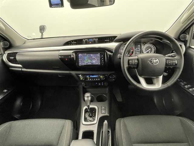 トヨタ ハイラックス Z 熊本県 2022(令4)年 3.8万km アティチュードブラックマイカ ワンオーナー　/社外ナビ（ＣＤ・ＤＶＤ・フルセグ・ＢＴ・ＳＤ・ｉｐｏｄ）/バックカメラ　/社外前方ドライブレコーダー　/ＥＴＣ　/前後クリアランスソナー　/トヨタセーフティーセンス/・レーダークルーズコントロール/・プリクラッシュセーフティ/・レーンディパーチャーアラート/・ロードサインアシスト/・先行車発進お知らせ機能/横滑り防止/アイドリングストップ/GIギアトノカバー・ロールカバー・Fグリル/ジャオスインナーフェンダー/ダウンヒルアシスト/リアデフロック/社外フロアマット/社外１７インチAW/オートライト/LEDヘッドライト/フォグライト/スマートキー/プッシュスタート/スペアキー1本/保証書