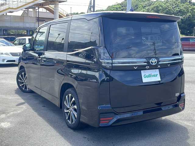 トヨタ ヴォクシー ハイブリッド S－Z 山口県 2024(令6)年 0.1万km未満 アティチュードブラックマイカ 純正１０．５型ディスプレイオーディオ（Apple CarPlay、Android Auto）/Bluetooth/両側パワースライドドア/前席シートヒーター/ハーフレザーシート/ETC２，０/バックドアイージークローザー/LEDヘッドライト/トヨタセーフティーセンス/・プリクラッシュセーフティ/・レーントレーシングアシスト/・レーンディパーチャーアラート/・レーダークルーズコントロール/・アダプティブハイビームシステム／オートマチックハイビーム/・ロードサインアシスト/・ドライバー異常時対応システム/・プロアクティブドライビングアシスト/・発進遅れ告知機能/・緊急時操舵支援（アクティブ操舵機能付）/・フロントクロストラフィックアラート/・レーンチェンジアシスト/純正１７インチアルミホイール