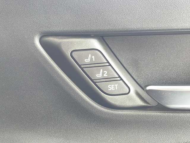 トヨタ プリウス Z 愛知県 2023(令5)年 2.5万km プラチナホワイトパールマイカ 衝突被害軽減ブレーキ/純正ディスプレイオーディオナビ（あり）/全方位カメラ/ガラスルーフ/レーダークルーズコントロール/シートヒーター/エアーシート/フルセグTV/Bluetooth/バックカメラ/電動リアゲート/コーナーセンサー/純正アルミホイール/ETC2.0/ブラインドスポットモニター/LEDヘッドライト/ステアリングヒーター/インテリジェントミラー/パワーシート/オートマチックハイビーム/置くだけ充電器/ドライブレコーダー/ステアリングスイッチ/スマートキー/プッシュスタート