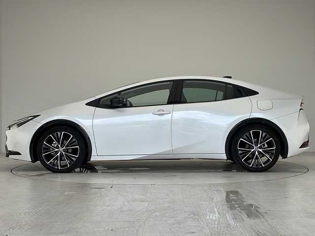 トヨタ プリウス Z 愛知県 2023(令5)年 2.5万km プラチナホワイトパールマイカ 衝突被害軽減ブレーキ/純正ディスプレイオーディオナビ（あり）/全方位カメラ/ガラスルーフ/レーダークルーズコントロール/シートヒーター/エアーシート/フルセグTV/Bluetooth/バックカメラ/電動リアゲート/コーナーセンサー/純正アルミホイール/ETC2.0/ブラインドスポットモニター/LEDヘッドライト/ステアリングヒーター/インテリジェントミラー/パワーシート/オートマチックハイビーム/置くだけ充電器/ドライブレコーダー/ステアリングスイッチ/スマートキー/プッシュスタート