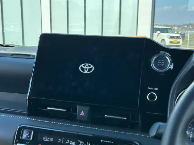 トヨタ ノア S－Z 大阪府 2022(令4)年 1.9万km ホワイトパールクリスタルシャイン モデリスタエアロ/快適利便パッケージ/  ・両側パワースライドドア/  ・電動リアゲート/  ・全席シートヒーター/  ・ナノイーX/  ・オットマン/純正１０．５インチナビ　/   フルセグTV/Bluetooth/USB/CD/DVDデッキ　/バックモニター　/１４インチ後席モニター　/衝突軽減ブレーキ/クリアランスソナー　/レーダークルーズコントロール/レーンキープアシスト　　/前方ドライブレコーダー　/純正17インチアルミホイール/純正フロアマット/プッシュスタート/スマートキー　/ビルトインＥＴＣ2.0　/ＬＥＤ