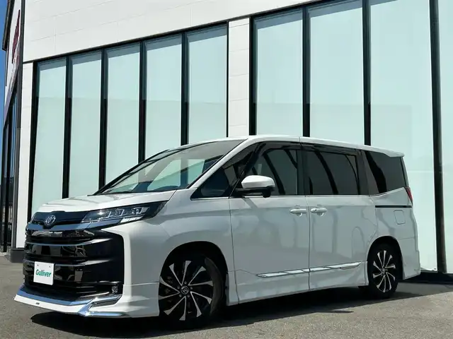 トヨタ ノア S－Z 大阪府 2022(令4)年 1.9万km ホワイトパールクリスタルシャイン モデリスタエアロ/快適利便パッケージ/  ・両側パワースライドドア/  ・電動リアゲート/  ・全席シートヒーター/  ・ナノイーX/  ・オットマン/純正１０．５インチナビ　/   フルセグTV/Bluetooth/USB/CD/DVDデッキ　/バックモニター　/１４インチ後席モニター　/衝突軽減ブレーキ/クリアランスソナー　/レーダークルーズコントロール/レーンキープアシスト　　/前方ドライブレコーダー　/純正17インチアルミホイール/純正フロアマット/プッシュスタート/スマートキー　/ビルトインＥＴＣ2.0　/ＬＥＤ