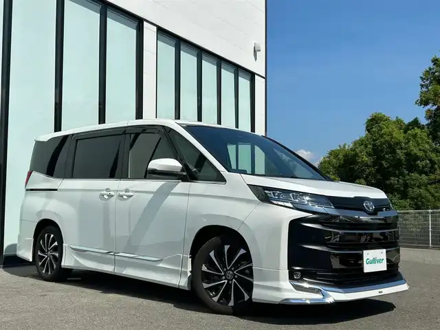 トヨタ ノア S－Z 大阪府 2022(令4)年 1.9万km ホワイトパールクリスタルシャイン モデリスタエアロ/快適利便パッケージ/  ・両側パワースライドドア/  ・電動リアゲート/  ・全席シートヒーター/  ・ナノイーX/  ・オットマン/純正１０．５インチナビ　/   フルセグTV/Bluetooth/USB/CD/DVDデッキ　/バックモニター　/１４インチ後席モニター　/衝突軽減ブレーキ/クリアランスソナー　/レーダークルーズコントロール/レーンキープアシスト　　/前方ドライブレコーダー　/純正17インチアルミホイール/純正フロアマット/プッシュスタート/スマートキー　/ビルトインＥＴＣ2.0　/ＬＥＤ