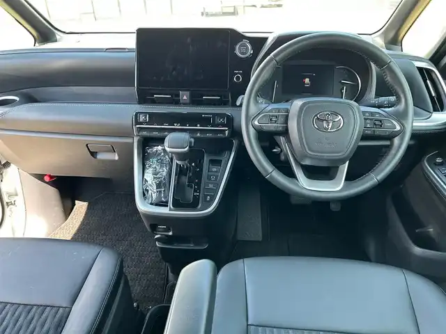 トヨタ ノア S－Z 大阪府 2022(令4)年 1.9万km ホワイトパールクリスタルシャイン モデリスタエアロ/快適利便パッケージ/  ・両側パワースライドドア/  ・電動リアゲート/  ・全席シートヒーター/  ・ナノイーX/  ・オットマン/純正１０．５インチナビ　/   フルセグTV/Bluetooth/USB/CD/DVDデッキ　/バックモニター　/１４インチ後席モニター　/衝突軽減ブレーキ/クリアランスソナー　/レーダークルーズコントロール/レーンキープアシスト　　/前方ドライブレコーダー　/純正17インチアルミホイール/純正フロアマット/プッシュスタート/スマートキー　/ビルトインＥＴＣ2.0　/ＬＥＤ
