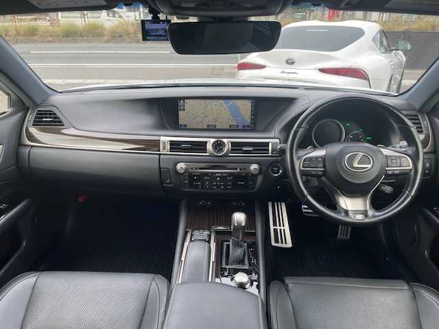 レクサス ＧＳ 300h Fスポーツ 福岡県 2016(平28)年 6.3万km ホワイトノーヴァガラスフレーク メーカーオプション/・ムーンルーフ/・ブラインドスポットモニター/・クリアランスソナー/・カラーヘッドアップディスプレイ/・パワートランクリッド/・3眼LEDヘッドランプ/・ヘッドランプクリーナー/・アダプティブハイビームシステム/セーフティシステムプラス/・プリクラッシュセーフティシステム/・レーンキーピングアシスト/・オートマチックハイビーム/・レーダークルーズコントロール/純正SDナビ/フルセグTV/【CD/DVD/BD/SD/Bluetooth/USB】/バックカメラ/ビルトインETC2.0/パドルシフト/レザーシート/D/N席パワーシート/D/N席シートベンチレーション/D/N席シートヒーター/ステアリングヒーター/フロント235/40R19インチ純正AW/リア265/35R19インチ純正AW/プッシュスタート/スマートキー/スペアキー/フロアマット