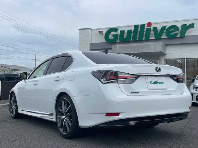 レクサス ＧＳ 300h Fスポーツ 福岡県 2016(平28)年 6.3万km ホワイトノーヴァガラスフレーク メーカーオプション/・ムーンルーフ/・ブラインドスポットモニター/・クリアランスソナー/・カラーヘッドアップディスプレイ/・パワートランクリッド/・3眼LEDヘッドランプ/・ヘッドランプクリーナー/・アダプティブハイビームシステム/セーフティシステムプラス/・プリクラッシュセーフティシステム/・レーンキーピングアシスト/・オートマチックハイビーム/・レーダークルーズコントロール/純正SDナビ/フルセグTV/【CD/DVD/BD/SD/Bluetooth/USB】/バックカメラ/ビルトインETC2.0/パドルシフト/レザーシート/D/N席パワーシート/D/N席シートベンチレーション/D/N席シートヒーター/ステアリングヒーター/フロント235/40R19インチ純正AW/リア265/35R19インチ純正AW/プッシュスタート/スマートキー/スペアキー/フロアマット