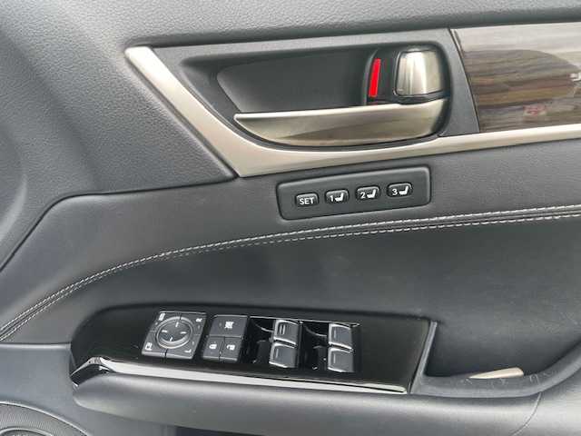 レクサス ＧＳ 300h Fスポーツ 福岡県 2016(平28)年 6.3万km ホワイトノーヴァガラスフレーク メーカーオプション/・ムーンルーフ/・ブラインドスポットモニター/・クリアランスソナー/・カラーヘッドアップディスプレイ/・パワートランクリッド/・3眼LEDヘッドランプ/・ヘッドランプクリーナー/・アダプティブハイビームシステム/セーフティシステムプラス/・プリクラッシュセーフティシステム/・レーンキーピングアシスト/・オートマチックハイビーム/・レーダークルーズコントロール/純正SDナビ/フルセグTV/【CD/DVD/BD/SD/Bluetooth/USB】/バックカメラ/ビルトインETC2.0/パドルシフト/レザーシート/D/N席パワーシート/D/N席シートベンチレーション/D/N席シートヒーター/ステアリングヒーター/フロント235/40R19インチ純正AW/リア265/35R19インチ純正AW/プッシュスタート/スマートキー/スペアキー/フロアマット