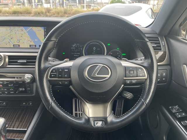 レクサス ＧＳ 300h Fスポーツ 福岡県 2016(平28)年 6.3万km ホワイトノーヴァガラスフレーク メーカーオプション/・ムーンルーフ/・ブラインドスポットモニター/・クリアランスソナー/・カラーヘッドアップディスプレイ/・パワートランクリッド/・3眼LEDヘッドランプ/・ヘッドランプクリーナー/・アダプティブハイビームシステム/セーフティシステムプラス/・プリクラッシュセーフティシステム/・レーンキーピングアシスト/・オートマチックハイビーム/・レーダークルーズコントロール/純正SDナビ/フルセグTV/【CD/DVD/BD/SD/Bluetooth/USB】/バックカメラ/ビルトインETC2.0/パドルシフト/レザーシート/D/N席パワーシート/D/N席シートベンチレーション/D/N席シートヒーター/ステアリングヒーター/フロント235/40R19インチ純正AW/リア265/35R19インチ純正AW/プッシュスタート/スマートキー/スペアキー/フロアマット