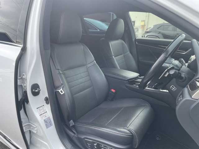 レクサス ＧＳ 300h Fスポーツ 福岡県 2016(平28)年 6.3万km ホワイトノーヴァガラスフレーク メーカーオプション/・ムーンルーフ/・ブラインドスポットモニター/・クリアランスソナー/・カラーヘッドアップディスプレイ/・パワートランクリッド/・3眼LEDヘッドランプ/・ヘッドランプクリーナー/・アダプティブハイビームシステム/セーフティシステムプラス/・プリクラッシュセーフティシステム/・レーンキーピングアシスト/・オートマチックハイビーム/・レーダークルーズコントロール/純正SDナビ/フルセグTV/【CD/DVD/BD/SD/Bluetooth/USB】/バックカメラ/ビルトインETC2.0/パドルシフト/レザーシート/D/N席パワーシート/D/N席シートベンチレーション/D/N席シートヒーター/ステアリングヒーター/フロント235/40R19インチ純正AW/リア265/35R19インチ純正AW/プッシュスタート/スマートキー/スペアキー/フロアマット