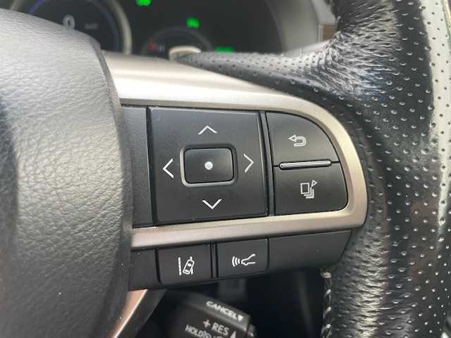レクサス ＧＳ 300h Fスポーツ 福岡県 2016(平28)年 6.3万km ホワイトノーヴァガラスフレーク メーカーオプション/・ムーンルーフ/・ブラインドスポットモニター/・クリアランスソナー/・カラーヘッドアップディスプレイ/・パワートランクリッド/・3眼LEDヘッドランプ/・ヘッドランプクリーナー/・アダプティブハイビームシステム/セーフティシステムプラス/・プリクラッシュセーフティシステム/・レーンキーピングアシスト/・オートマチックハイビーム/・レーダークルーズコントロール/純正SDナビ/フルセグTV/【CD/DVD/BD/SD/Bluetooth/USB】/バックカメラ/ビルトインETC2.0/パドルシフト/レザーシート/D/N席パワーシート/D/N席シートベンチレーション/D/N席シートヒーター/ステアリングヒーター/フロント235/40R19インチ純正AW/リア265/35R19インチ純正AW/プッシュスタート/スマートキー/スペアキー/フロアマット