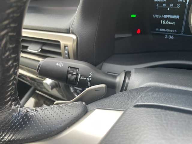 レクサス ＧＳ 300h Fスポーツ 福岡県 2016(平28)年 6.3万km ホワイトノーヴァガラスフレーク メーカーオプション/・ムーンルーフ/・ブラインドスポットモニター/・クリアランスソナー/・カラーヘッドアップディスプレイ/・パワートランクリッド/・3眼LEDヘッドランプ/・ヘッドランプクリーナー/・アダプティブハイビームシステム/セーフティシステムプラス/・プリクラッシュセーフティシステム/・レーンキーピングアシスト/・オートマチックハイビーム/・レーダークルーズコントロール/純正SDナビ/フルセグTV/【CD/DVD/BD/SD/Bluetooth/USB】/バックカメラ/ビルトインETC2.0/パドルシフト/レザーシート/D/N席パワーシート/D/N席シートベンチレーション/D/N席シートヒーター/ステアリングヒーター/フロント235/40R19インチ純正AW/リア265/35R19インチ純正AW/プッシュスタート/スマートキー/スペアキー/フロアマット