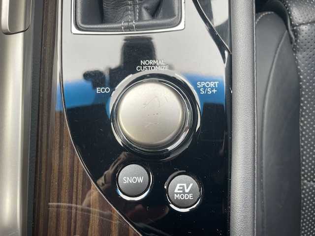 レクサス ＧＳ 300h Fスポーツ 福岡県 2016(平28)年 6.3万km ホワイトノーヴァガラスフレーク メーカーオプション/・ムーンルーフ/・ブラインドスポットモニター/・クリアランスソナー/・カラーヘッドアップディスプレイ/・パワートランクリッド/・3眼LEDヘッドランプ/・ヘッドランプクリーナー/・アダプティブハイビームシステム/セーフティシステムプラス/・プリクラッシュセーフティシステム/・レーンキーピングアシスト/・オートマチックハイビーム/・レーダークルーズコントロール/純正SDナビ/フルセグTV/【CD/DVD/BD/SD/Bluetooth/USB】/バックカメラ/ビルトインETC2.0/パドルシフト/レザーシート/D/N席パワーシート/D/N席シートベンチレーション/D/N席シートヒーター/ステアリングヒーター/フロント235/40R19インチ純正AW/リア265/35R19インチ純正AW/プッシュスタート/スマートキー/スペアキー/フロアマット