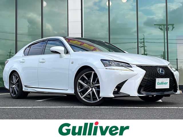 レクサス ＧＳ 300h Fスポーツ 福岡県 2016(平28)年 6.3万km ホワイトノーヴァガラスフレーク メーカーオプション/・ムーンルーフ/・ブラインドスポットモニター/・クリアランスソナー/・カラーヘッドアップディスプレイ/・パワートランクリッド/・3眼LEDヘッドランプ/・ヘッドランプクリーナー/・アダプティブハイビームシステム/セーフティシステムプラス/・プリクラッシュセーフティシステム/・レーンキーピングアシスト/・オートマチックハイビーム/・レーダークルーズコントロール/純正SDナビ/フルセグTV/【CD/DVD/BD/SD/Bluetooth/USB】/バックカメラ/ビルトインETC2.0/パドルシフト/レザーシート/D/N席パワーシート/D/N席シートベンチレーション/D/N席シートヒーター/ステアリングヒーター/フロント235/40R19インチ純正AW/リア265/35R19インチ純正AW/プッシュスタート/スマートキー/スペアキー/フロアマット
