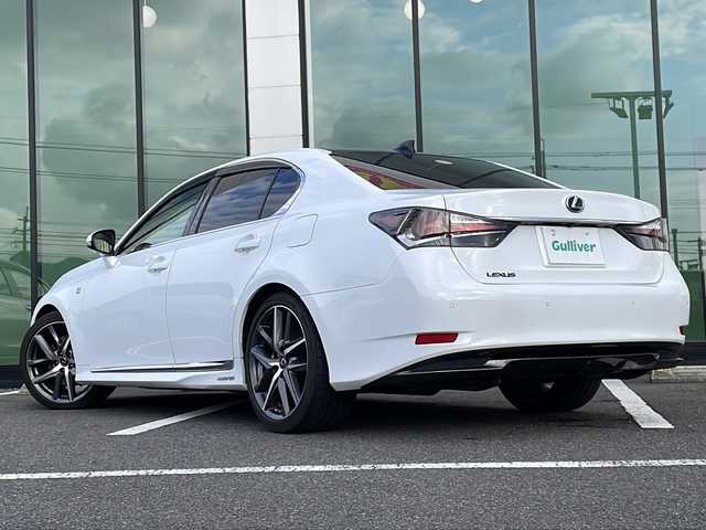 レクサス ＧＳ 300h Fスポーツ 福岡県 2016(平28)年 6.3万km ホワイトノーヴァガラスフレーク メーカーオプション/・ムーンルーフ/・ブラインドスポットモニター/・クリアランスソナー/・カラーヘッドアップディスプレイ/・パワートランクリッド/・3眼LEDヘッドランプ/・ヘッドランプクリーナー/・アダプティブハイビームシステム/セーフティシステムプラス/・プリクラッシュセーフティシステム/・レーンキーピングアシスト/・オートマチックハイビーム/・レーダークルーズコントロール/純正SDナビ/フルセグTV/【CD/DVD/BD/SD/Bluetooth/USB】/バックカメラ/ビルトインETC2.0/パドルシフト/レザーシート/D/N席パワーシート/D/N席シートベンチレーション/D/N席シートヒーター/ステアリングヒーター/フロント235/40R19インチ純正AW/リア265/35R19インチ純正AW/プッシュスタート/スマートキー/スペアキー/フロアマット