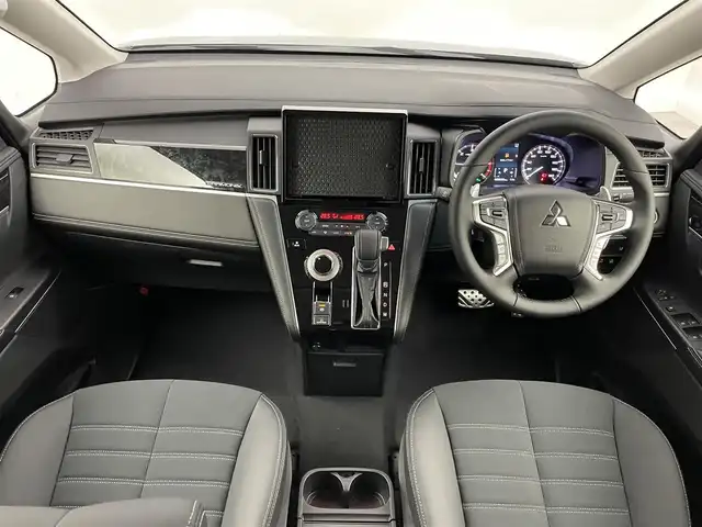 三菱 デリカＤ：５ シャモニー 埼玉県 2025(令7)年 0.1千km グラファイトグレーメタリック/ブラックマイカ 登録済未使用車/4WD/全周囲モニター/e-ASSIST/　衝突軽減ブレーキ/　レーンキープアシスト/　レーダクルーズコントロール/　ブラインドスポットモニター/　ヒルスタートアシスト/　誤発進抑制機能/　オートハイビーム/デジタルインナーミラー/両側パワースライドドア/パワーバックドア/シートヒーター/ステアリングヒーター/パドルシフト/ハーフレザーシート/シートヒーター/AC１００V/LEDオートライト