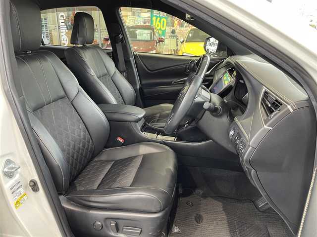 トヨタ ハリアー プレミアム 岡山県 2019(平31)年 5.3万km ホワイトパールクリスタルシャイン 登録時走行距離52465km/TRDフルエアロ/Toyota Safety Sense/・プリクラッシュセーフティシステム/・レーダークルーズコントロール/・レーンディパーチャーアラート/・オートマティックハイビーム/純正SDナビ/(AM/FM/DISC/TV/BT/HDMI)/全方位カメラ/ビルトインETC/パワーシート/アイドリングストップ/プッシュスタート/スマートキー/スペアキー/カードキー/純正１８インチアルミホイール