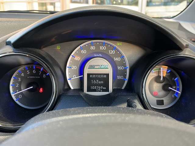 ホンダ フィット シャトル ハイブリッド スマートセレ 静岡県 2013(平25)年 10.4万km クリスタルブラックパール 純正ナビ/・FM/AM/・CD/DVD/・USB/・iPod/・SD/・Bluetooth/・ワンセグ/主要装備/・バックカメラ/・ビルトインＥＴＣ/・１５インチ純正アルミ/・横滑り防止装置/・ヒルスタートアシスト/・オートエアコン/・フォグランプ/・オートライト/・パドルシフト/・ステアリングリモコン/・ＨＩＤライト