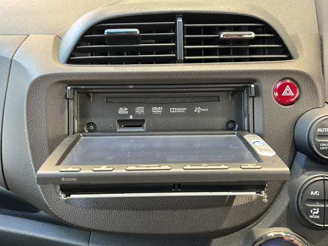 ホンダ フィット シャトル ハイブリッド スマートセレ 静岡県 2013(平25)年 10.4万km クリスタルブラックパール 純正ナビ/・FM/AM/・CD/DVD/・USB/・iPod/・SD/・Bluetooth/・ワンセグ/主要装備/・バックカメラ/・ビルトインＥＴＣ/・１５インチ純正アルミ/・横滑り防止装置/・ヒルスタートアシスト/・オートエアコン/・フォグランプ/・オートライト/・パドルシフト/・ステアリングリモコン/・ＨＩＤライト