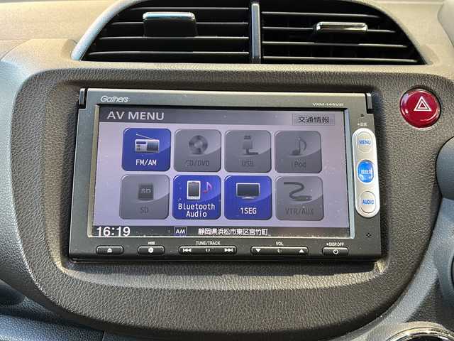 ホンダ フィット シャトル ハイブリッド スマートセレ 静岡県 2013(平25)年 10.4万km クリスタルブラックパール 純正ナビ/・FM/AM/・CD/DVD/・USB/・iPod/・SD/・Bluetooth/・ワンセグ/主要装備/・バックカメラ/・ビルトインＥＴＣ/・１５インチ純正アルミ/・横滑り防止装置/・ヒルスタートアシスト/・オートエアコン/・フォグランプ/・オートライト/・パドルシフト/・ステアリングリモコン/・ＨＩＤライト