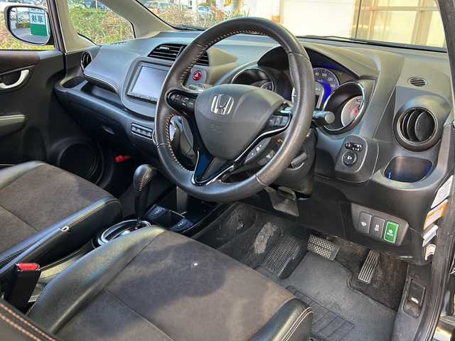 ホンダ フィット シャトル ハイブリッド スマートセレ 静岡県 2013(平25)年 10.4万km クリスタルブラックパール 純正ナビ/・FM/AM/・CD/DVD/・USB/・iPod/・SD/・Bluetooth/・ワンセグ/主要装備/・バックカメラ/・ビルトインＥＴＣ/・１５インチ純正アルミ/・横滑り防止装置/・ヒルスタートアシスト/・オートエアコン/・フォグランプ/・オートライト/・パドルシフト/・ステアリングリモコン/・ＨＩＤライト