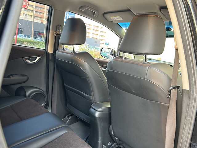 ホンダ フィット シャトル ハイブリッド スマートセレ 静岡県 2013(平25)年 10.4万km クリスタルブラックパール 純正ナビ/・FM/AM/・CD/DVD/・USB/・iPod/・SD/・Bluetooth/・ワンセグ/主要装備/・バックカメラ/・ビルトインＥＴＣ/・１５インチ純正アルミ/・横滑り防止装置/・ヒルスタートアシスト/・オートエアコン/・フォグランプ/・オートライト/・パドルシフト/・ステアリングリモコン/・ＨＩＤライト