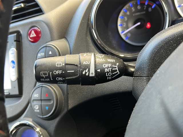 ホンダ フィット シャトル ハイブリッド スマートセレ 静岡県 2013(平25)年 10.4万km クリスタルブラックパール 純正ナビ/・FM/AM/・CD/DVD/・USB/・iPod/・SD/・Bluetooth/・ワンセグ/主要装備/・バックカメラ/・ビルトインＥＴＣ/・１５インチ純正アルミ/・横滑り防止装置/・ヒルスタートアシスト/・オートエアコン/・フォグランプ/・オートライト/・パドルシフト/・ステアリングリモコン/・ＨＩＤライト