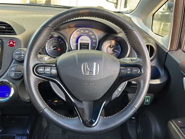 ホンダ フィット シャトル ハイブリッド スマートセレ 静岡県 2013(平25)年 10.4万km クリスタルブラックパール 純正ナビ/・FM/AM/・CD/DVD/・USB/・iPod/・SD/・Bluetooth/・ワンセグ/主要装備/・バックカメラ/・ビルトインＥＴＣ/・１５インチ純正アルミ/・横滑り防止装置/・ヒルスタートアシスト/・オートエアコン/・フォグランプ/・オートライト/・パドルシフト/・ステアリングリモコン/・ＨＩＤライト