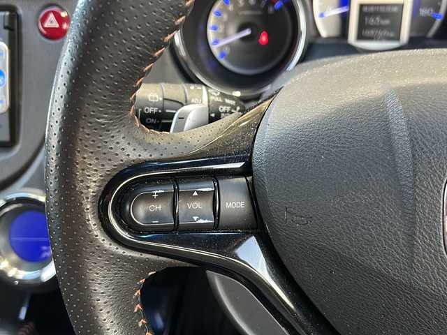 ホンダ フィット シャトル ハイブリッド スマートセレ 静岡県 2013(平25)年 10.4万km クリスタルブラックパール 純正ナビ/・FM/AM/・CD/DVD/・USB/・iPod/・SD/・Bluetooth/・ワンセグ/主要装備/・バックカメラ/・ビルトインＥＴＣ/・１５インチ純正アルミ/・横滑り防止装置/・ヒルスタートアシスト/・オートエアコン/・フォグランプ/・オートライト/・パドルシフト/・ステアリングリモコン/・ＨＩＤライト