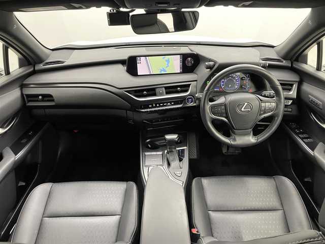 レクサス ＵＸ 250h バージョンC 岡山県 2019(平31)年 6.7万km ソニッククォーツ 純正10.3インチナビ/・FM/AM/Bluetooth/フルセグ/CD/DVD/バックカメラ/おくだけ充電/合皮シート/・パワーシート/・シートメモリー/・シートヒーター/ステアリングヒーター/ドライブレコーダー/ETC2.0/レクサスセーフティシステム/・プリクラッシュセーフティ/・レーントレーシングアシスト/・レーダークルーズコントロール/・オートマチックハイビーム/コーナーセンサー/純正18インチアルミ/純正フロアマット